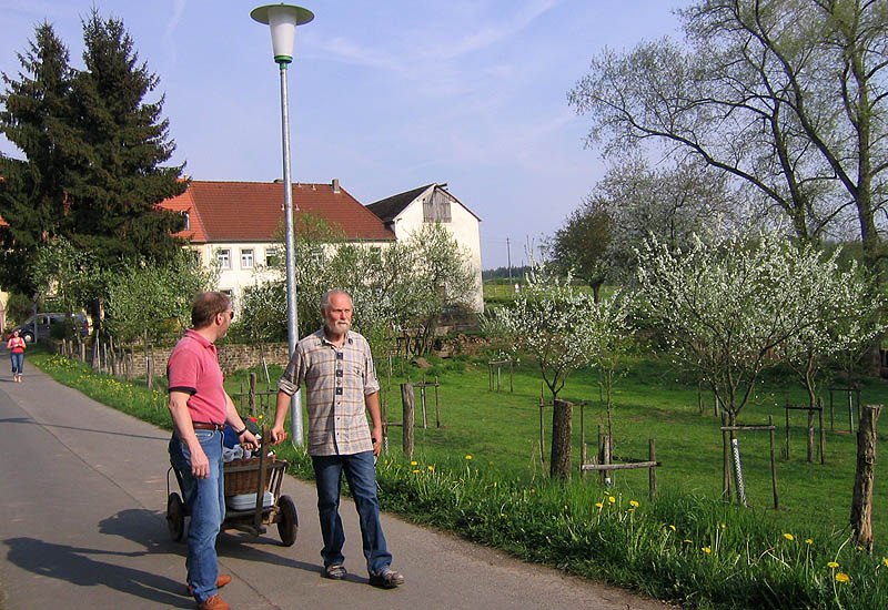 Ferienwohnung auf Bauernhof Eulendorf, Spaziergang durch die Eifel zur Schlehenblüte